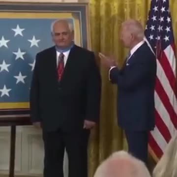 😅😅😅 #JoeSclerosis Biden ha toppato nuovamente