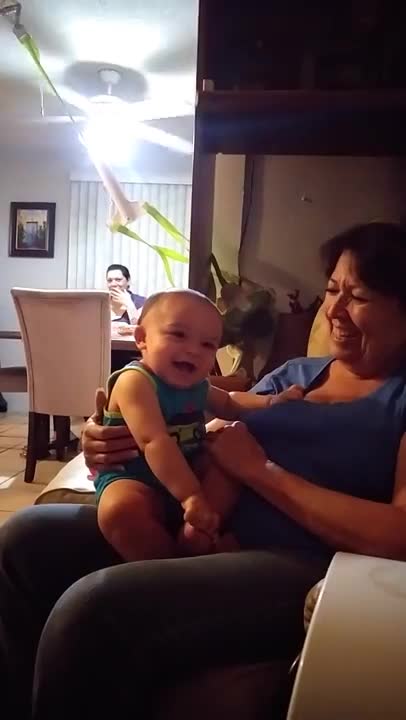 La abuela dice "No" y esta bebé estalla de risa