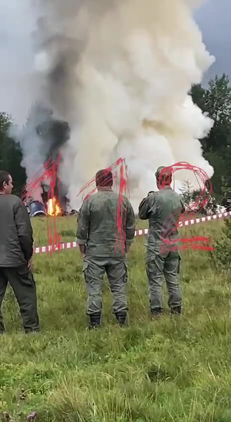 Trümmer des zerstörten Flugzeugs mit Prigoschin und Utkin