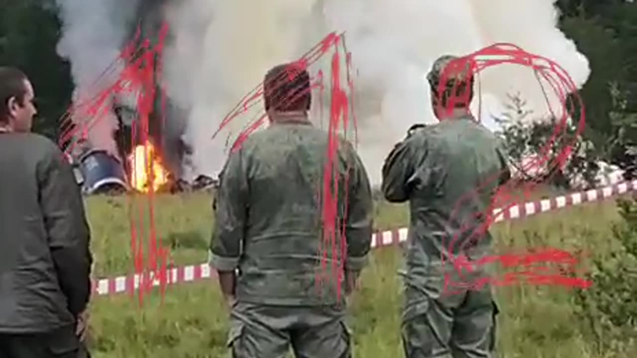 Trümmer des zerstörten Flugzeugs mit Prigoschin und Utkin