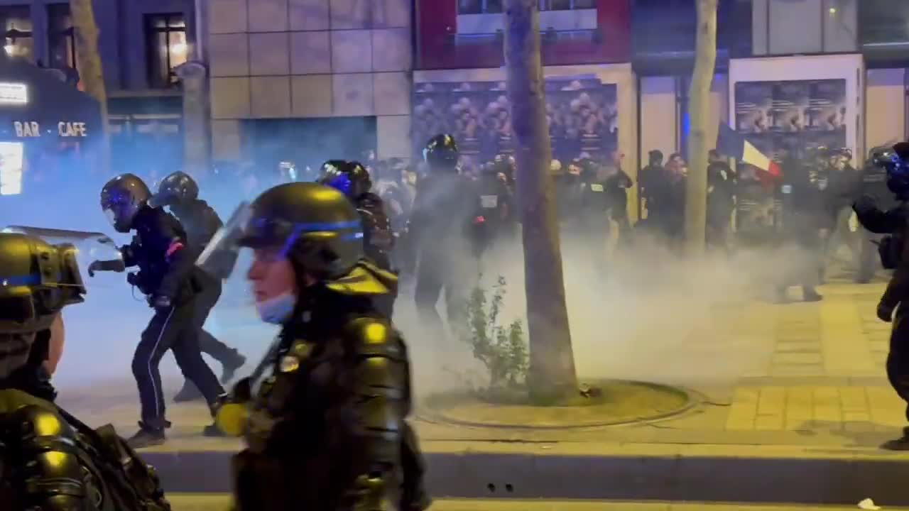 The crowd can be heard shouting "assassin's"