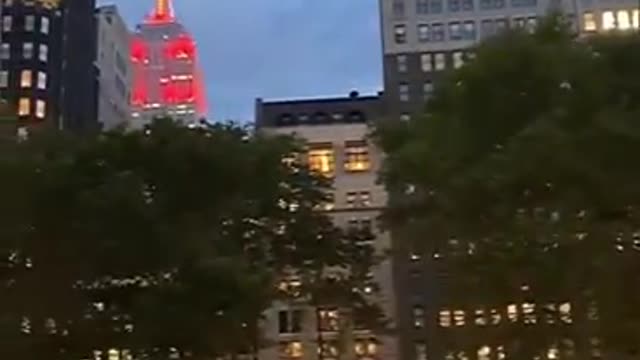 Watch an outdoor outdoor movie with your lover!