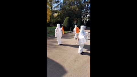 Les Masques Blancs Lyon action pancartes devant le centre de Vax ST Priest le 28 Octobre