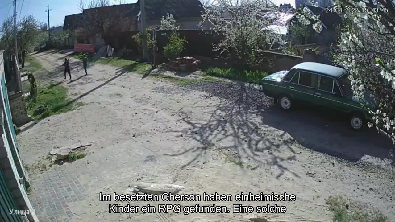️Im besetzten Cherson haben einheimische Kinder ein RPG gefunden. Die Eindringlinge brachten solch