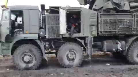 Ukrainian Combatants captured an abondoned Russian Pantsir-S1