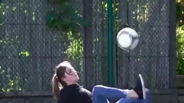 Wow, this girl is good at juggling balls