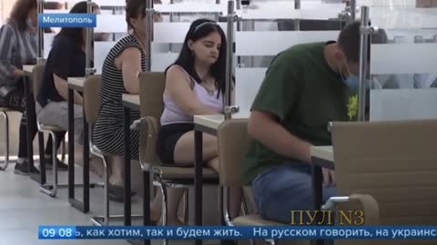 Obyvatelé Melitopolu stojí fronty na žádosti o ruský pas