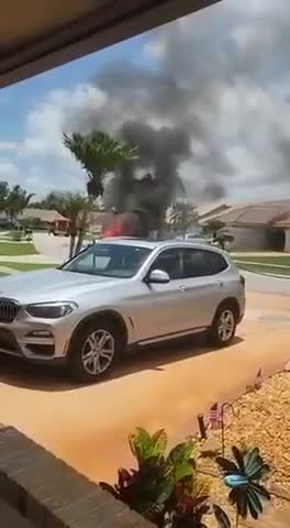 FL Man's Electric Jaguar Spontaneously Erupts Into a Blazing Inferno