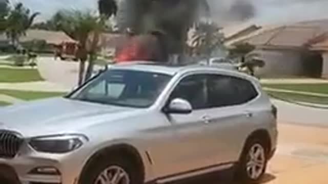 FL Man's Electric Jaguar Spontaneously Erupts Into a Blazing Inferno