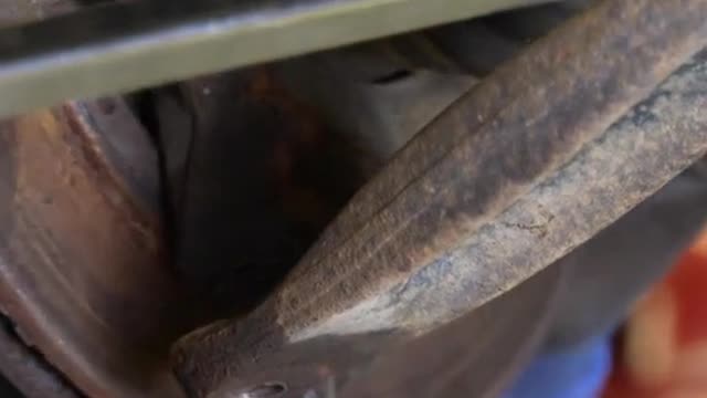 Car repairmen aim at car parts, car maintenance