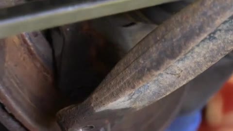 Car repairmen aim at car parts, car maintenance