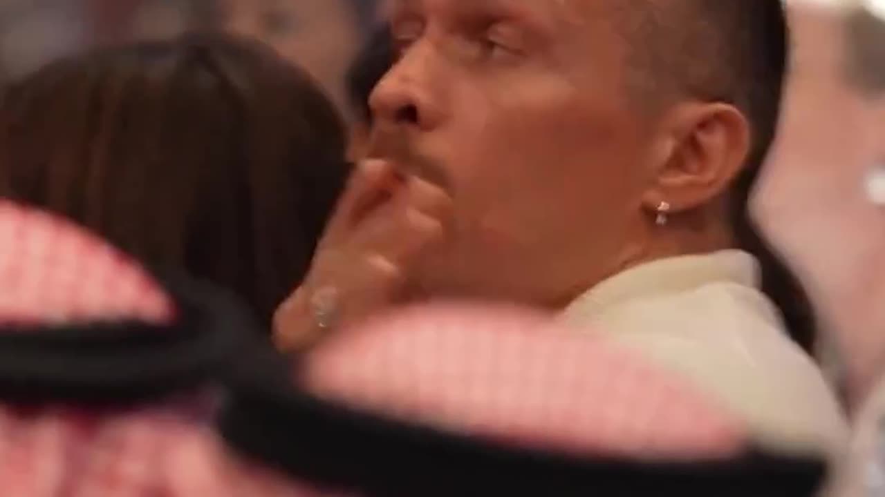 Oleksandr Usyk's reaction when Francis Ngannou knocked down Tyson Fury