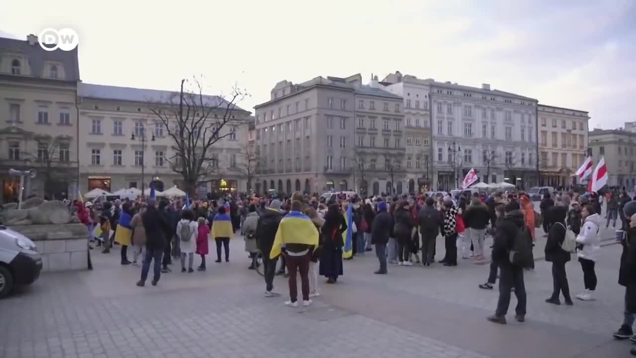 On the Ukrainian border: Thousands flee but some want back in