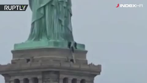 Protest protiv Trumpa: Policija privela ženu koja se popela na Kip slobode