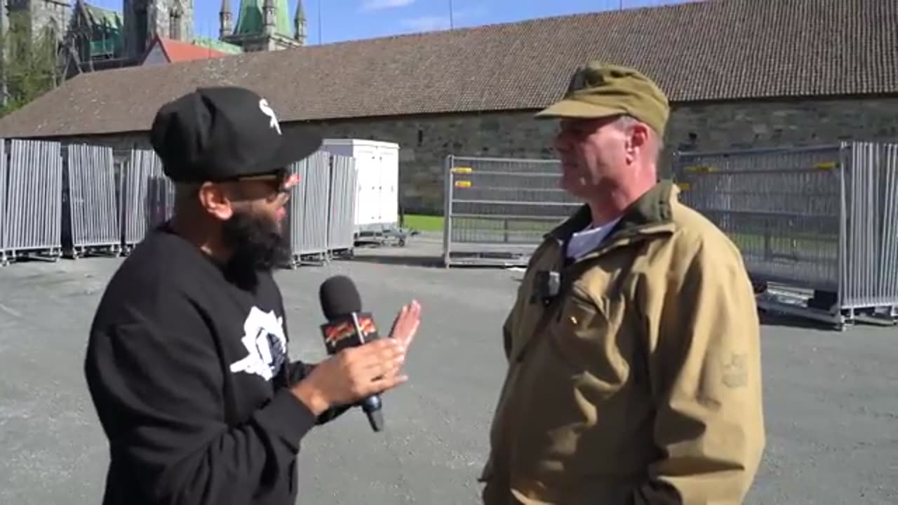 Muslim confronts Quran burner_Most watch
