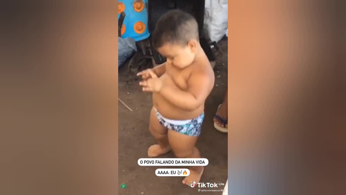 Menino dançando