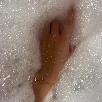 Eye Pleasing footage taken with bathing foam