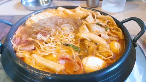 Topokki in the boiling hot pot