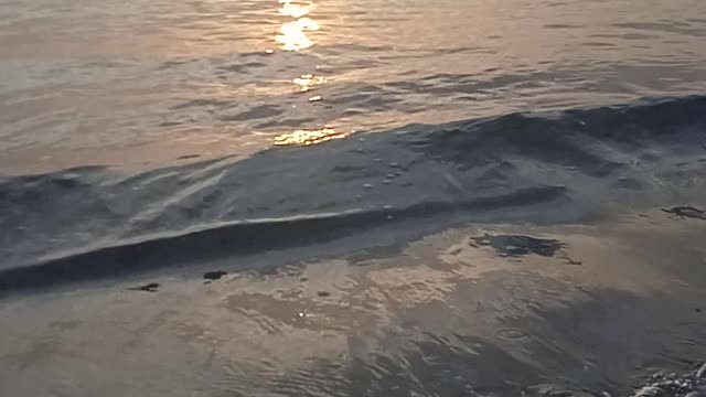 Suono delle onde al mattino sulla spiaggia.