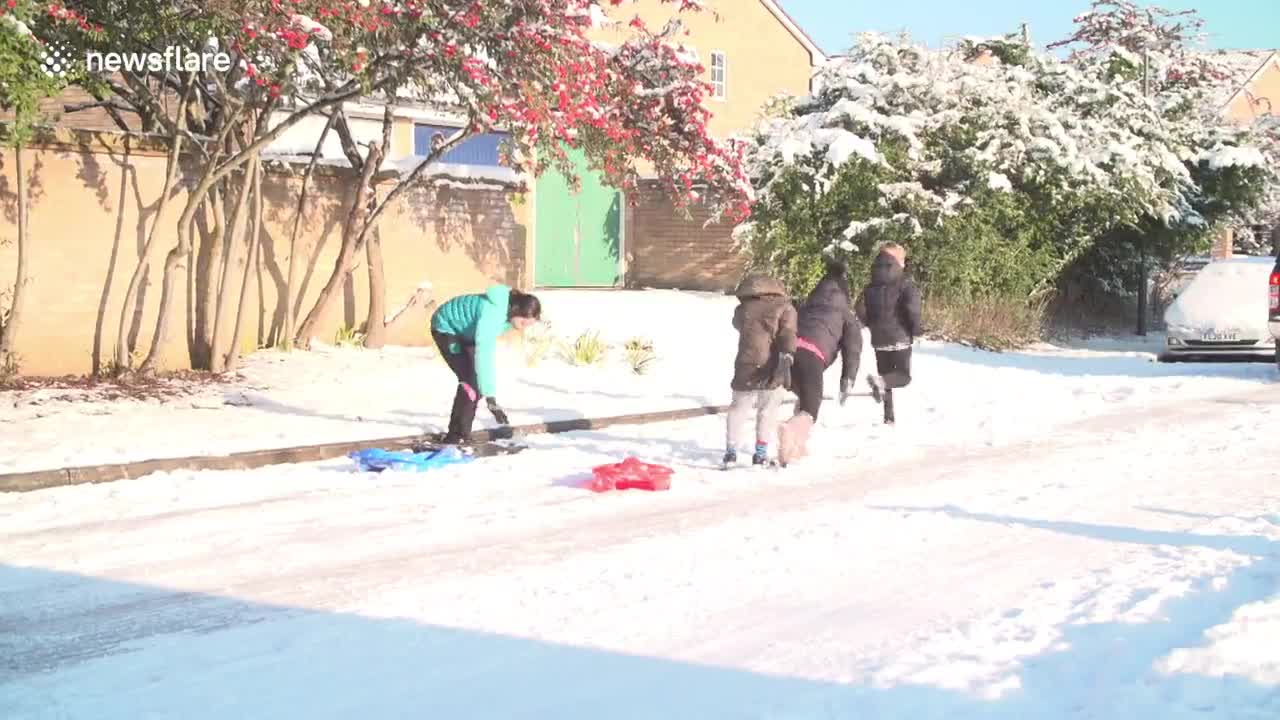 4x4 tows sledging kids as they enjoy the snowy weather in Derbyshire UK