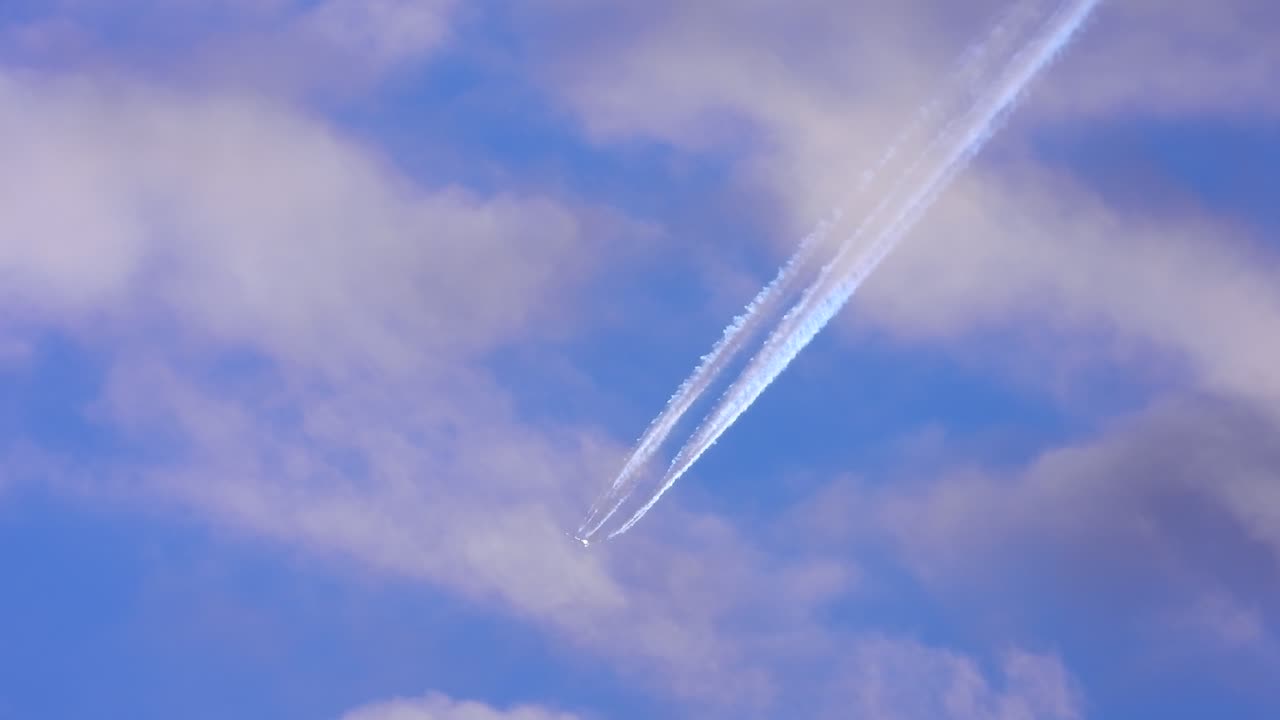 2023年12月30日下午五點北新橋上 拍攝到飛機正在噴灑化學凝結尾