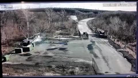 Raw: Ukrainian military release footage showing crossing point being shelled