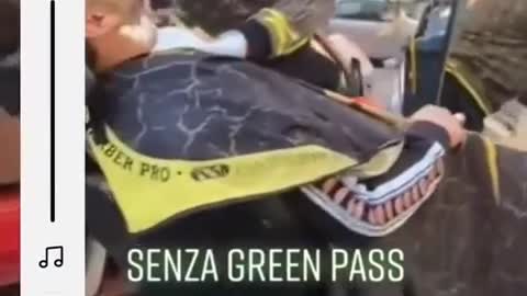 Napoli, Niente Green Pass? Nessun problema c'è Bruno ò barbiere 😂