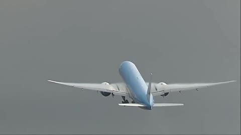 'Lightning Strike' B777-300 on departure @ KL743 // PH-BVS