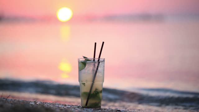 A glass of freshly squeezed juice in the sea is very artistic.