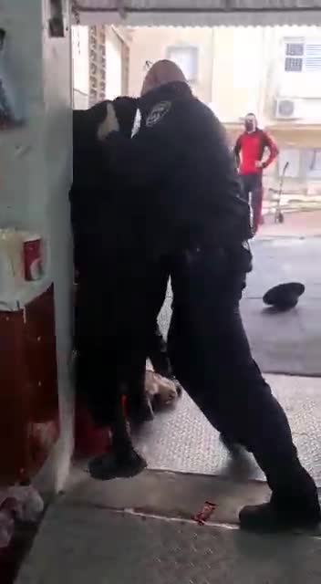 Israel Police Violently Arrest Elderly Man Refusing to Wear Mask