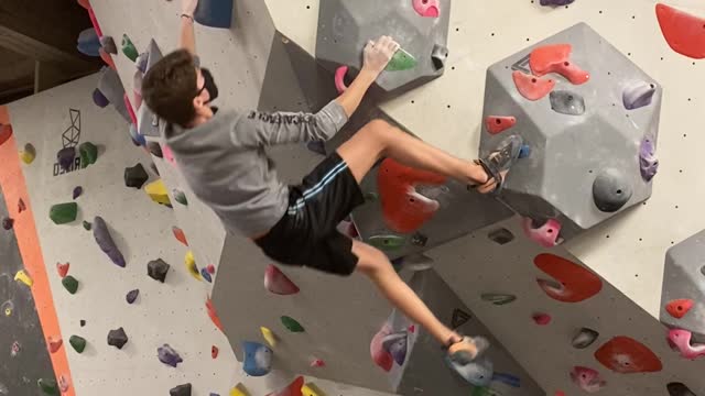 Tough dyno! Bouldering fun!!