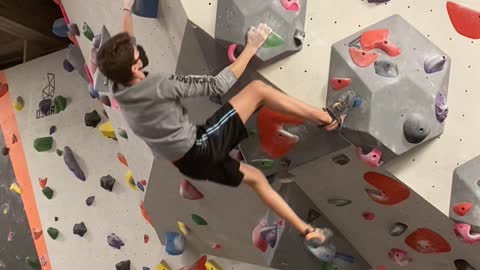 Tough dyno! Bouldering fun!!