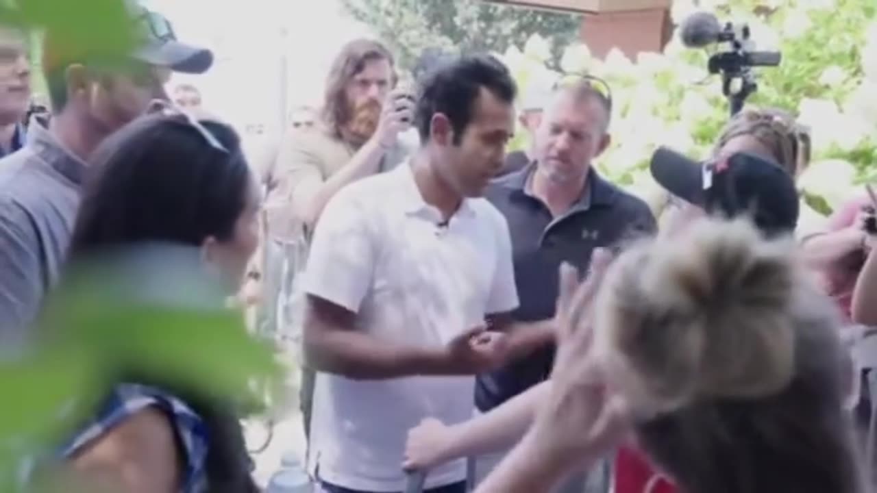 "Pansexual" tries to corner Vivek Ramaswamy, gets absolutely REKT instead
