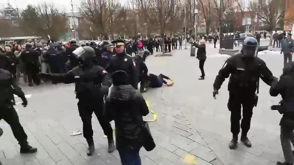 VANREDNO STANJE U BANJA LUCI Građani policajca oborili na zemlju pa ga šutirali nogama!