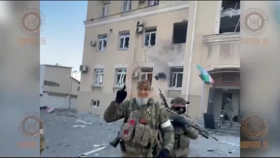 Rare footage from the hoisting of the flag over the administration building in Mariupol