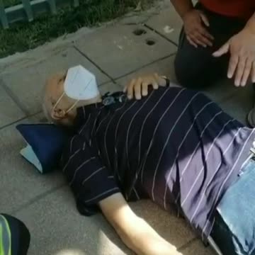 Parámédicos negacionistas niegan asfixia por mascarilla de anciano desmayado