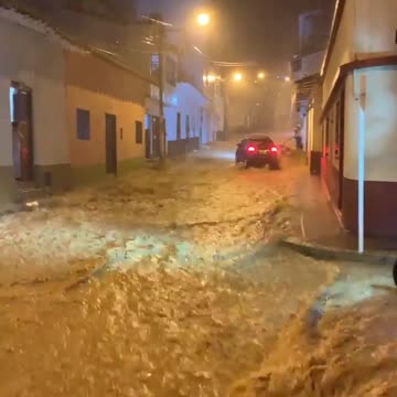 Videos: Fuerte Aguacero ocasionó emergencias en Socorro, Santander