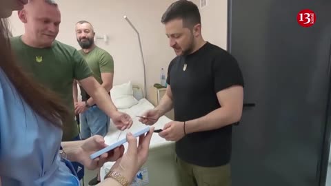 Zelenskiy visits wounded soldiers in medical facility