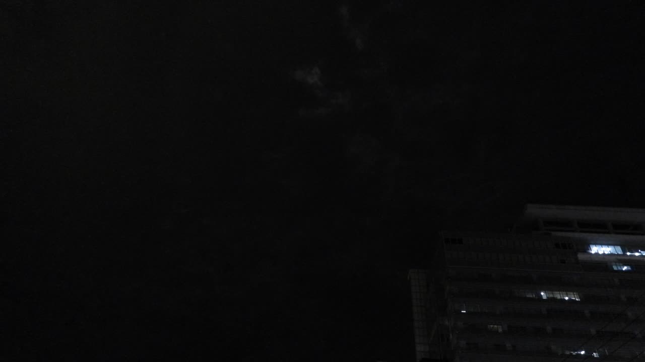 主後2023年12月26日晚拍攝雲層間的月亮-1