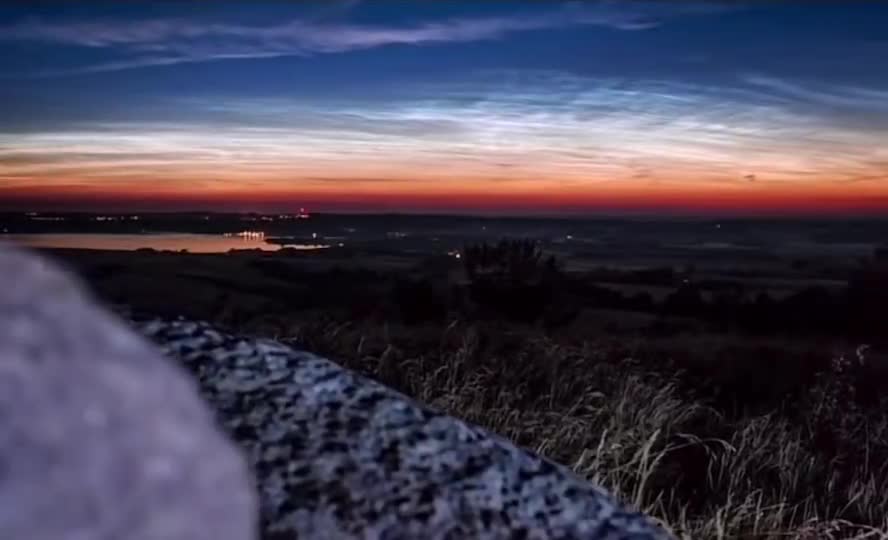 Quietly watching the sunrise and sunset, sit and watch the clouds