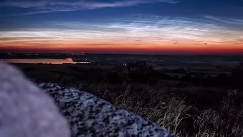 Quietly watching the sunrise and sunset, sit and watch the clouds