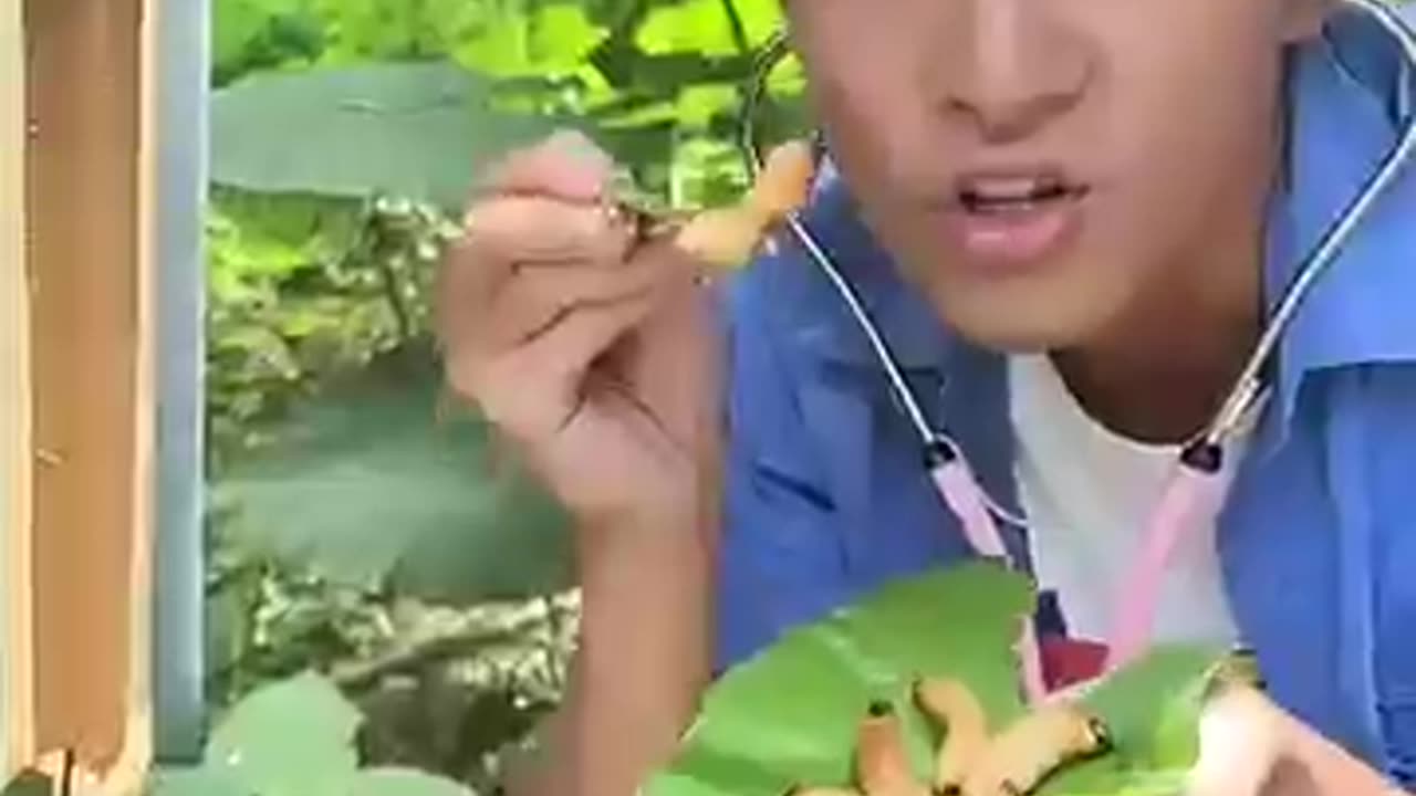 Do you dare to eat bamboo worms |Chinese Mountain Forest Life And Food | EaterStrawHat