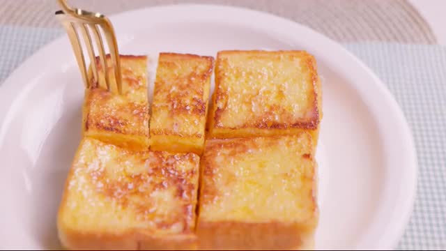 Simple and delicious recipe for French toast: Toast