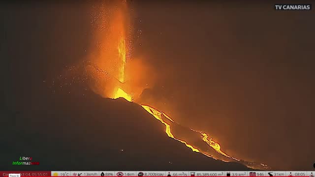 04.10.2021 LA PALMA (CANARIE) - IL VULCANO CUMBRE VIEJA CONTINUA AD ERUTTARE VIOLENTEMENTE