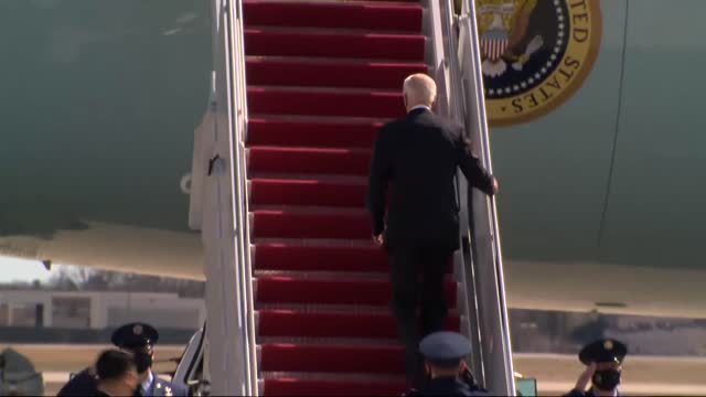 President Baiden falls on Air Force One stairs.