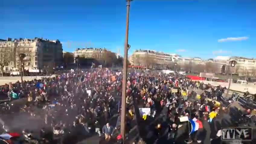 🔴🇲🇫 Vue aérienne de la manifestation contre le pass vaccinal à Paris.