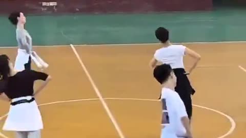 某高校老师和学生共舞，你的目光被谁吸引了？