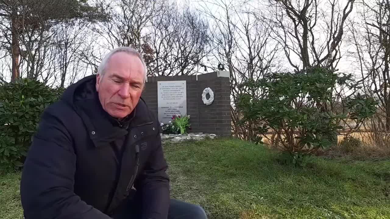 Abe Dijkstra (oud marechaussee) bij het oorlogsmonument in Doldersummerveld - 31/01/21