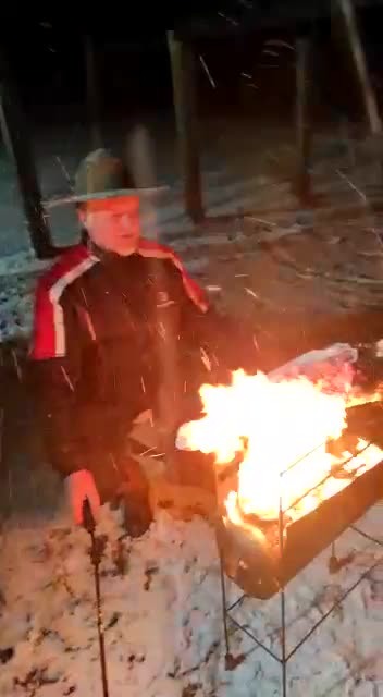 Gaúcho fazendo churrasco na neve