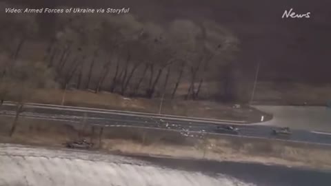 Russian tanks got 🔥 by Ukrainian artillery outside Kyiv, Ukraine